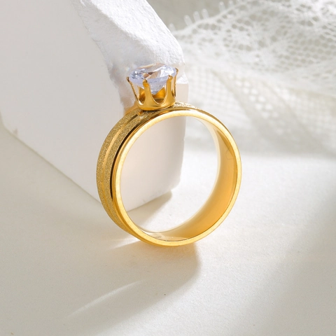 Lussuoso Anello Con Zirconia Rotonda a Sei Rebi In Acciaio al Titanio Placcato Oro Superficie Satinata Glitter Matrimonio Fidanzamento Moda Donna Gioielli