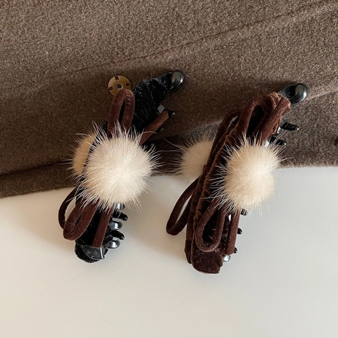 Pinza a Banana con Fiocco in Raso Vintage e Palla di Peluche Forcina Autunno Inverno Elegante Molletta Verticale per Donna
