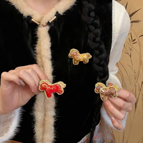 Handmade Satin Embroidery Horse Brooch For Women New Chinese Style Alloy Animal Shape Lapel Pin Cheongsam Decoration Accessories