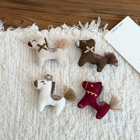 Spilla a Forma di Pony in Tessuto Fatto a Mano Simpatica Spilla a Forma di Animale di Peluche per Donna Dolce Ricamo Spilla a Cavallo