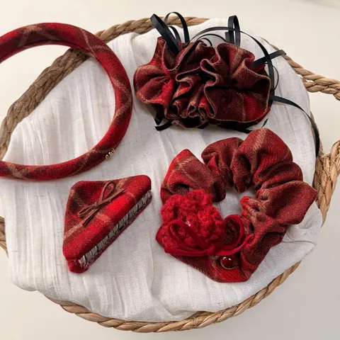 Pince à Cheveux Vintage Nœud à Carreaux Rouges Fleur au Crochet Choucou Serre-tête Accessoires de Cheveux pour Femmes Cadeau de Noël