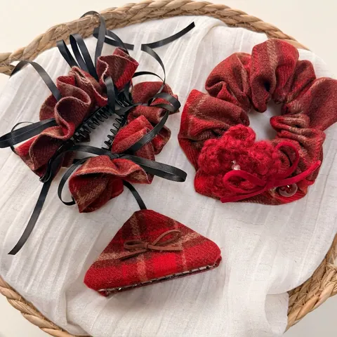 Pince à Cheveux Vintage Nœud à Carreaux Rouges Fleur au Crochet Choucou Serre-tête Accessoires de Cheveux pour Femmes Cadeau de Noël