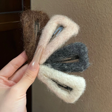 Pinzas para el Cabello de Peluche para Mujer Otoño Invierno Coreano Simple Lana de Cordero Triangular BB Clips Accesorio