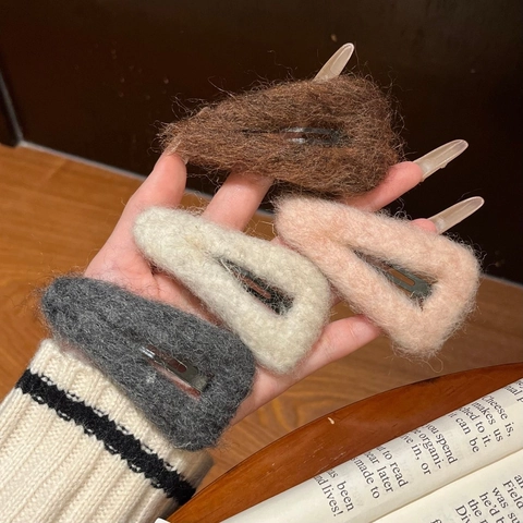 Pinzas para el Cabello de Peluche para Mujer Otoño Invierno Coreano Simple Lana de Cordero Triangular BB Clips Accesorio