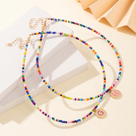 Collana con Pendente a Lettera in Perline Multicolore Bohémien per Donna Lega Placcata Oro Alfabeto Ciondolo a Moneta Gioielli Regalo