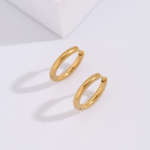 Orecchini a Cerchio Semplici Tondi Minimalisti in Acciaio al Titanio con Superficie Liscia Oro Nero Galvanizzati Gioielli di Moda Uomo Donna