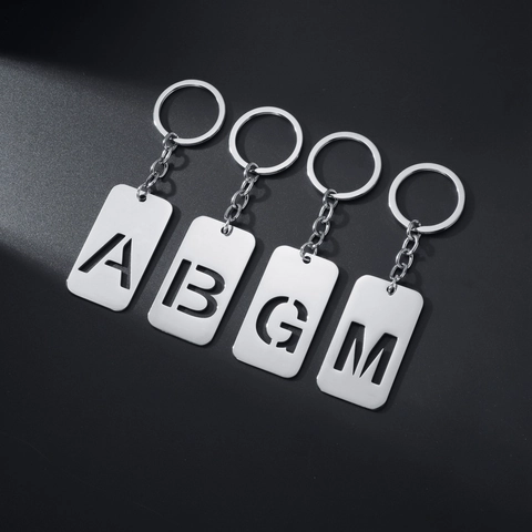 Portachiavi in Acciaio Inossidabile con Alfabeto Traforato Ciondolo a Lettera Minimalista Anello Portachiavi in Metallo Argento per Uomo Donna Accessori per Borse Auto Regalo