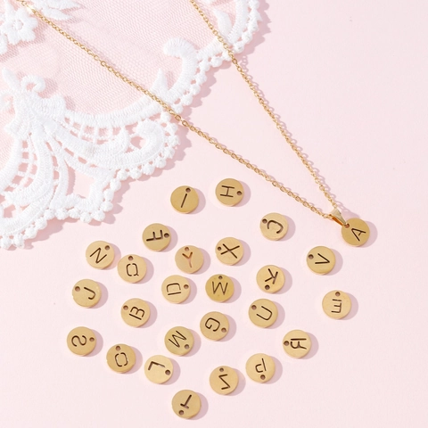 Collier avec Pendentif Lettre Initiale en Acier Inoxydable Plaque Ronde Minimaliste Gravée Creuse Chaîne de Clavicule Bijoux pour Femmes Or Argent Cadeau