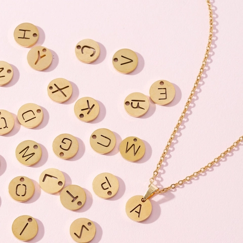 Collier avec Pendentif Lettre Initiale en Acier Inoxydable Plaque Ronde Minimaliste Gravée Creuse Chaîne de Clavicule Bijoux pour Femmes Or Argent Cadeau