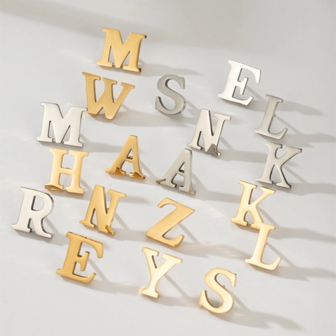 Spilla Minimalista in Acciaio Inossidabile Con 26 Iniziali Dell'Alfabeto Oro Argento Elettroplaccata Lettera Inglese Pin da Bavero Design di Nicchia Gioielli Unisex