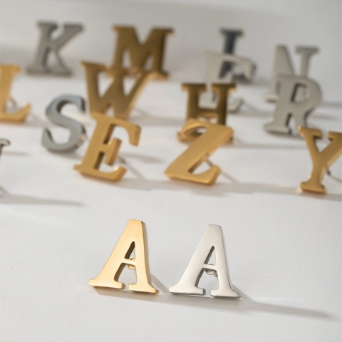 Spilla Minimalista in Acciaio Inossidabile Con 26 Iniziali Dell'Alfabeto Oro Argento Elettroplaccata Lettera Inglese Pin da Bavero Design di Nicchia Gioielli Unisex