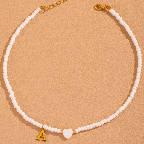 Minimalistische Weiße Kunstharz Perlenkette Mit Gold Buchstaben Anhänger Und Herz Charm Handgefertigter Schmuck Für Damen Alltag