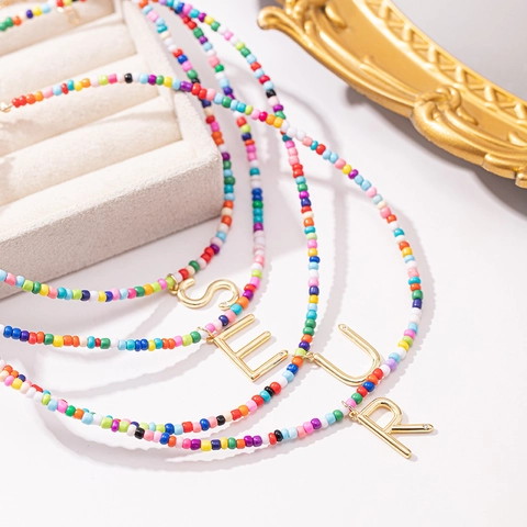 Collier Pendentif Lettre en Perles de Rocaille Colorées pour Femme Cuivre Zircone Initiale Alphabet Choker Bijoux Bohèmes
