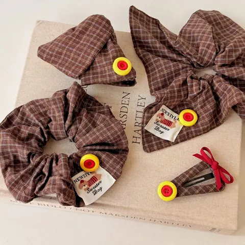 Accessoires Cheveux Plaid Marron Vintage Décor Bouton Nœud Pince à Cheveux Clip BB Scrunchie Foulard Carré Style Académie