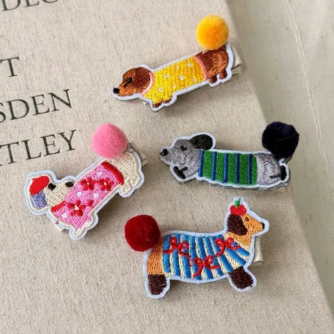 Pince à Cheveux Brodée Chien Dessin Animé Teckel en Tissu Avec Pompon Accessoire de Coiffure Animal Doux pour Femmes Filles