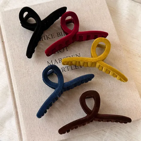 Korean Retro Flocked Large Hair Claw Clip Elegant Velvet Cross Shark Clip For Women Autumn Winter Styling Accessories