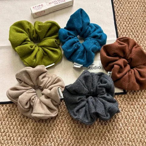 Coleteros de Tela de Otoño Invierno para Mujer Hechos a Mano de Punto Grandes Lazos para el Cabello Etiqueta Happiness Anillos para el Cabello de Alta Elasticidad Dulces Accesorios para el Cabello