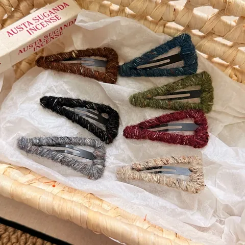 Minimalist Hollow Knitted Wool Triangle Hair Clip Retro Handmade BB Clip Duckbill Side Clip Sweet Hair Accessory For Women