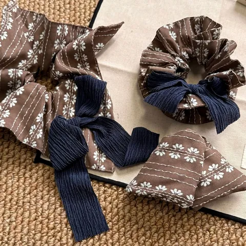 Französischer Vintage Blumen Gestreifter Haargummi Mit Marineblauer Schleife Eleganter Stoff Haarklammer Für Damen Alltag