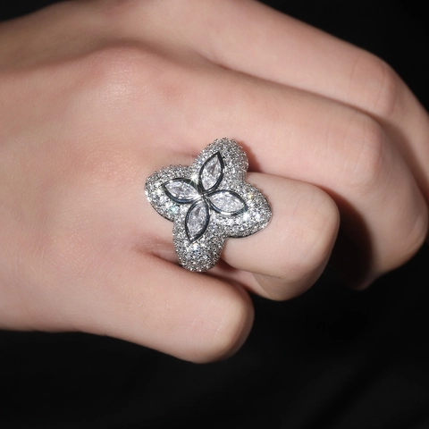 Luxus Vierblättriges Kleeblatt Zirkonia Ring Kupfer Pavé Blume Ring Für Damen Hochwertige Volle Bohrer Floral Design Modeschmuck
