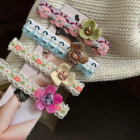 Fermaglio per Capelli a Fiore Fatto a Mano Vintage Ricamato in Tessuto con Strass e Nappina Becco d'Anatra Accessori per Capelli Donna