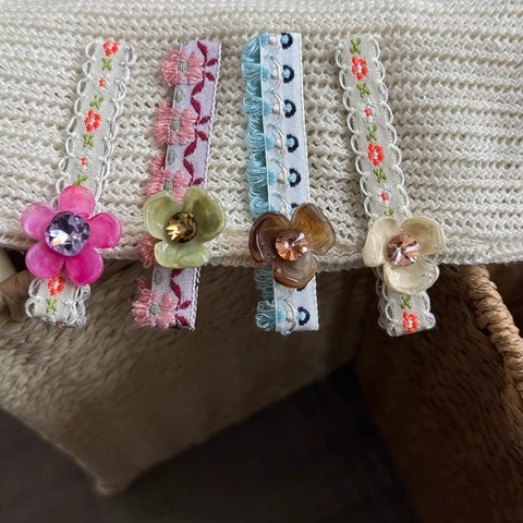 Fermaglio per Capelli a Fiore Fatto a Mano Vintage Ricamato in Tessuto con Strass e Nappina Becco d'Anatra Accessori per Capelli Donna