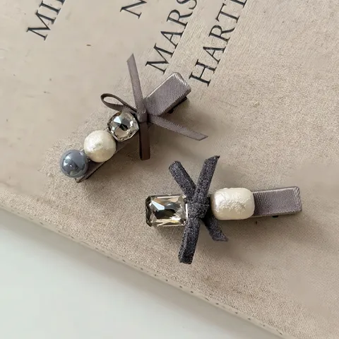 Fermaglio per Capelli con Fiocco in Strass Grigio Raso Tessuto Pinza a Becco d'Anatra Elegante Perla Artificiale Cristallo Donna