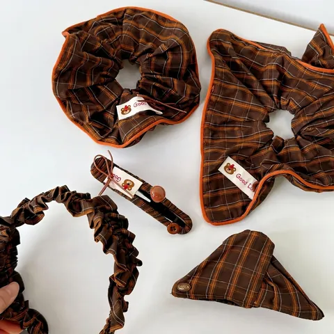 Set Accessori per Capelli in Tessuto Scozzese Marrone Vintage Stile Coreano Scrunchie Cerchietto Mollette per Donna