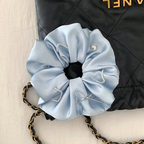 Scrunchie in Raso Blu Stile Coreano Per Donna Elegante Elastico Per Capelli Grande Con Perla Artificiale E Ciondoli