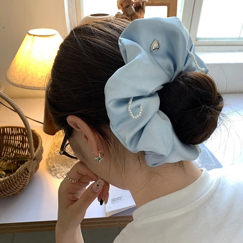 Scrunchie in Raso Blu Stile Coreano Per Donna Elegante Elastico Per Capelli Grande Con Perla Artificiale E Ciondoli