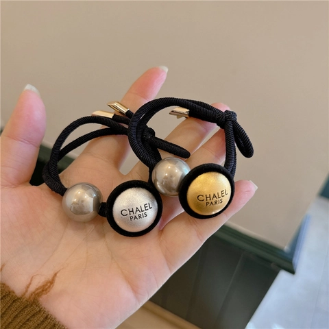 Elegante Elastico per Capelli con Bottone a Lettera Metallica con Perla Artificiale Nero per Donna Accessori Moda Capelli