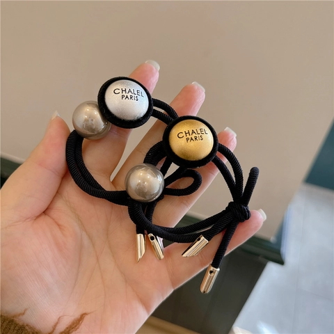 Elegante Elastico per Capelli con Bottone a Lettera Metallica con Perla Artificiale Nero per Donna Accessori Moda Capelli