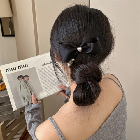 Elegante Molletta per Capelli con Fiocco in Raso Nero con Decorazione a Cuore di Perla Artificiale Fermaglio Dolce Vintage da Donna