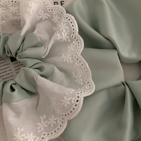 Elegante Franse Stijl Satijnen Scrunchie Met Witte Bloemen Kantafwerking Hoog Elastische Haarring Voor Dames Handgemaakte Haaraccessoires