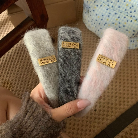 Diadema Coreana Vintage de Peluche Lana de Cordero para Mujer Con Placa de Metal y Diseño de Cara Sonriente