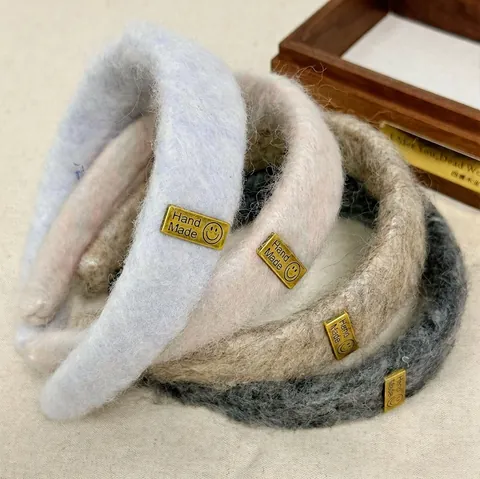 Diadema Coreana Vintage de Peluche Lana de Cordero para Mujer Con Placa de Metal y Diseño de Cara Sonriente