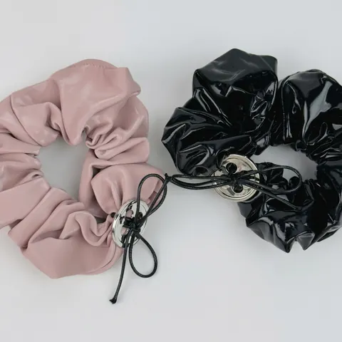 Koreanischer Stil PU-Leder Schleife Scrunchie Mit Metallknopf Elastisches Haarband Für Damen Sweet Cool Glänzender Haarschmuck