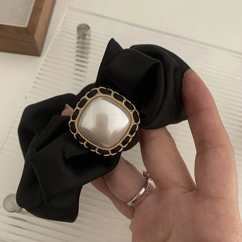 Chouchou Élégant en Satin Noir Avec Fausse Künstliche Perle Carrée Et Chaîne Dorée Élastique Cheveux Vintage Pour Femmes