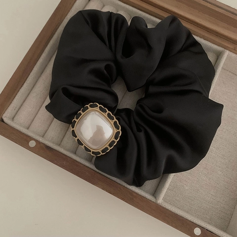 Chouchou Élégant en Satin Noir Avec Fausse Künstliche Perle Carrée Et Chaîne Dorée Élastique Cheveux Vintage Pour Femmes