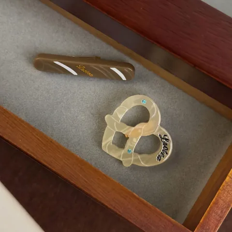Spilla in Acetato a Forma di Pretzel Design di Nicchia con Intarsio di Strass Gioielli alla Moda Ispirati al Pane Donna