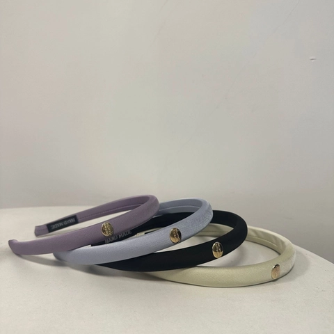 Serre-tête Rembourré en Mélange de Coton pour Femmes Couleur Unie Avec Étiquette en Métal Doré Fait à la Main Accessoires de Cheveux