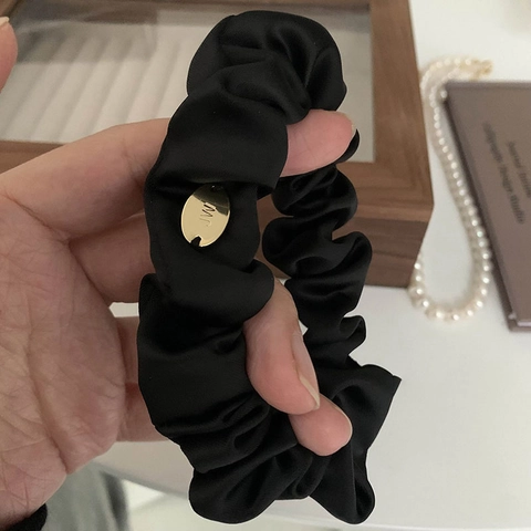 Minimalistisches Schwarzes Satin-Haargummi Mit Goldenem Metallschild Hochelastisches Haarseil Für Damen Elegantes Haarschmuck