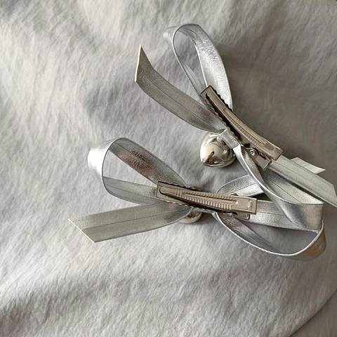 Fermaglio per Capelli a Fiocco in Pelle PU Argento da Donna Con Ciondolo a Cuore Lustro Metallico Dolce Fermaglio Laterale