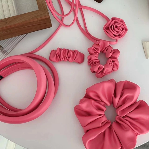 Rosarot Koreanischer Stil Stoff Haarschmuck Set Handgefertigte Plissierte Scrunchie Gepolstertes Stirnband Blumenhalskette Für Damen