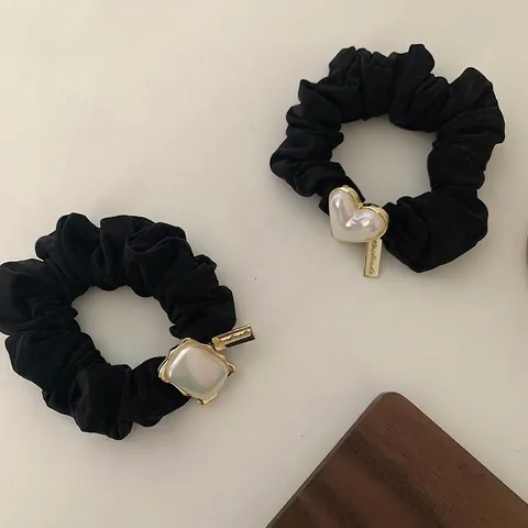Women Elegant Black Fabric Scrunchie With Heart Square Artificial Pearl Pendant Handmade Gold Metal Tag Elastic Hair Tie