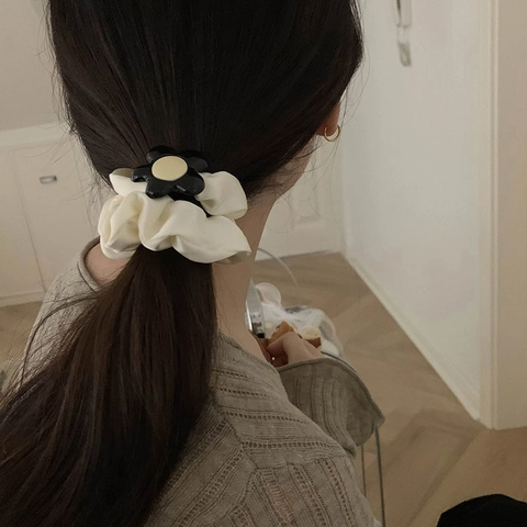 Elegante Satijnen Bloemen Scrunchies Elastische Haarelastiek Met Zoete Bloem Decor Koreaanse Stijl Zachte Haarring Vrouwen Accessoires