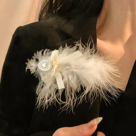 Handgefertigte Ätherische Weiße Straußenfeder Schleife Haarspange Mit Herz Strass Legierung Entenschnabel Clip Elegante Kopfbedeckung Für Damen
