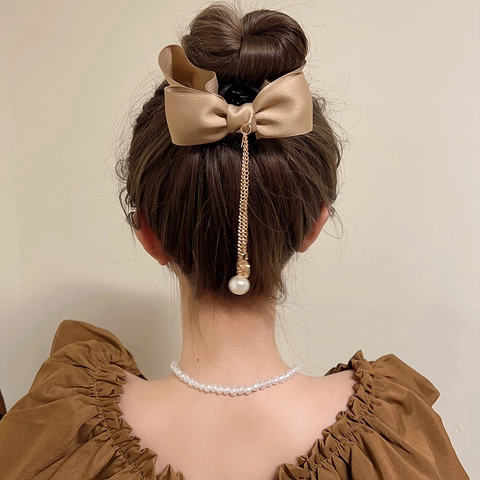 Elegante Pinza per Capelli con Fiocco in Raso e Nappa a Catena in Metallo con Perla Artificial Sintetica Accessorio per Capelli per Donna