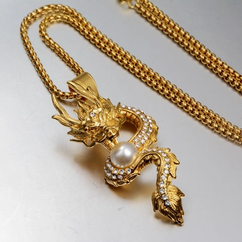 Collana con Pendente a Forma di Dragone Stile Cinese Vintage in Acciaio al Titanio con Strass e Perla Artificial Sintetica