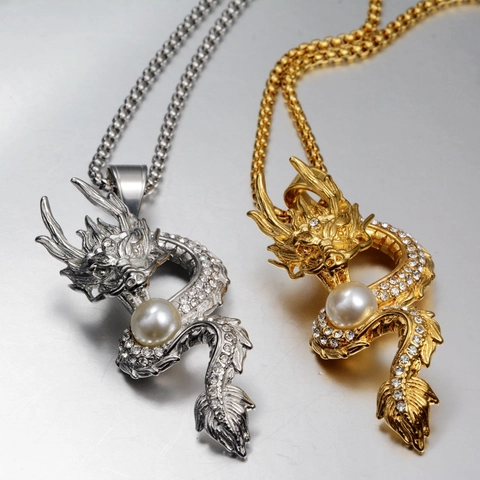 Collana con Pendente a Forma di Dragone Stile Cinese Vintage in Acciaio al Titanio con Strass e Perla Artificial Sintetica